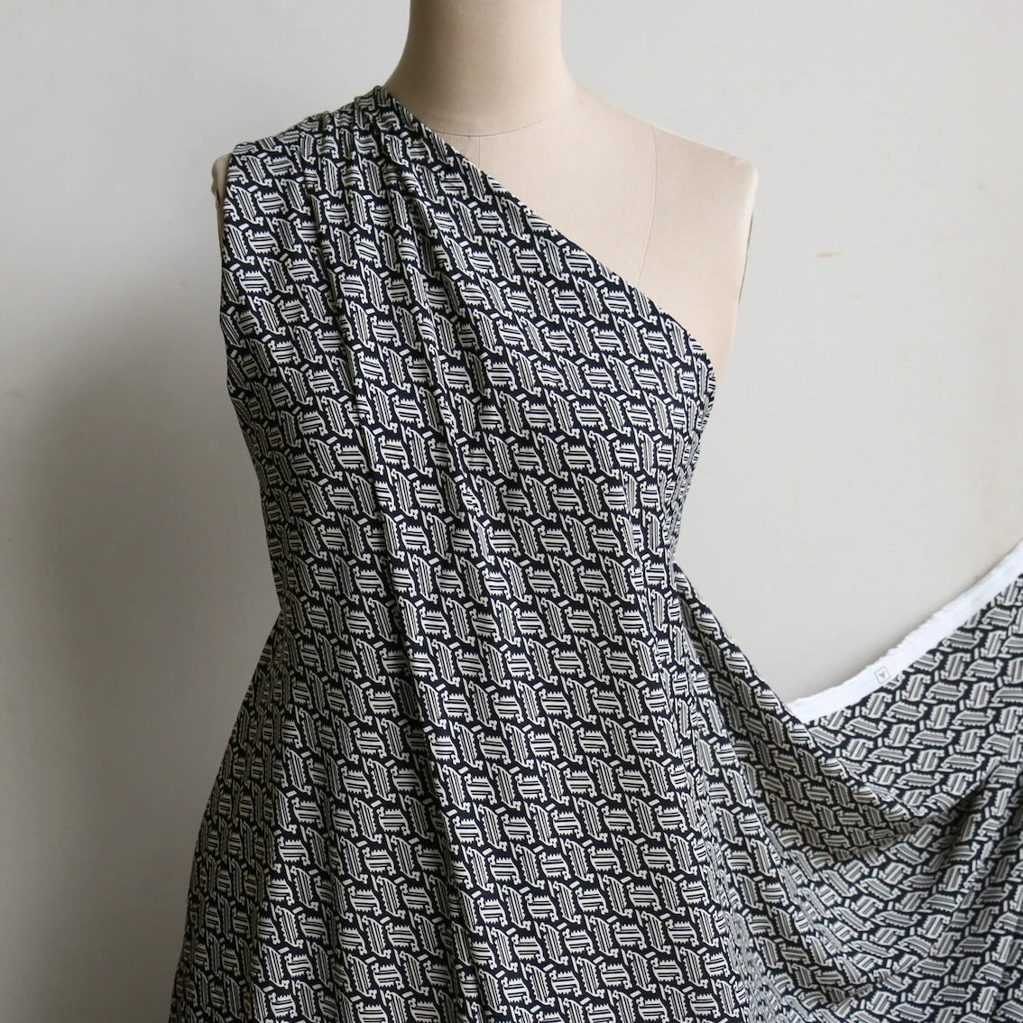 Raso Fiore Black Viscose Georgette 6 Raso Fiore Black Viscose Georgette - Image 4